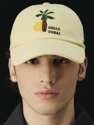 Cappellino da baseball Hello Dubai Cappellino con logo – in vendita esclusivamente online e nei nostri punti vendita negli Emirati Arabi Uniti Cappellino da baseball Hello Dubai Cappellino con logo – in vendita esclusivamente online e nei nostri punti vendita negli Emirati Arabi Uniti