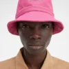 Cappello a secchiello Gadjo Cappello a secchiello con fiocco Cappello a secchiello Gadjo Cappello a secchiello con fiocco