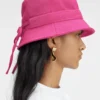 Cappello a secchiello Gadjo Cappello a secchiello con fiocco Cappello a secchiello Gadjo Cappello a secchiello con fiocco