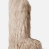 Gli stivali alti in pelliccia sintetica Jacquemus Yeti Moon Boot – in collaborazione con Moon Boot Gli stivali alti in pelliccia sintetica Jacquemus Yeti Moon Boot – in collaborazione con Moon Boot