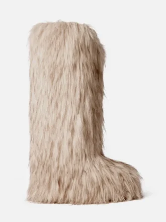 Gli stivali alti in pelliccia sintetica Jacquemus Yeti Moon Boot – in collaborazione con Moon Boot