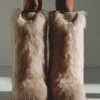 Gli stivali alti in pelliccia sintetica Jacquemus Yeti Moon Boot – in collaborazione con Moon Boot Gli stivali alti in pelliccia sintetica Jacquemus Yeti Moon Boot – in collaborazione con Moon Boot