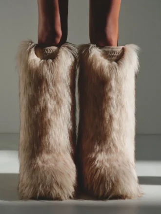 Gli stivali alti in pelliccia sintetica Jacquemus Yeti Moon Boot – in collaborazione con Moon Boot
