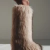 Gli stivali alti in pelliccia sintetica Jacquemus Yeti Moon Boot – in collaborazione con Moon Boot Gli stivali alti in pelliccia sintetica Jacquemus Yeti Moon Boot – in collaborazione con Moon Boot