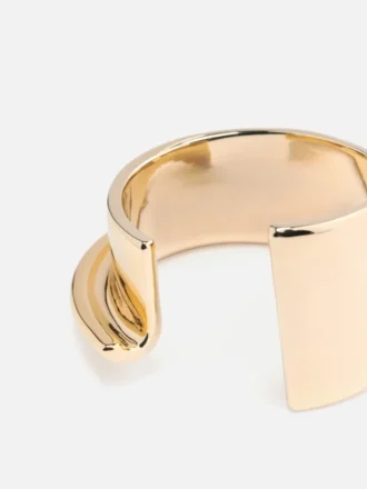 Il bracciale J Bracciale rigido con “J” scolpita Il bracciale J Bracciale rigido con “J” scolpita