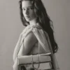 La borsa lunga Bambino Long con patta metallica