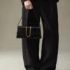 La borsa lunga Bambino Long con patta metallica La borsa lunga Bambino Long con patta metallica