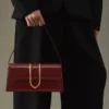 La borsa lunga Bambino Long con patta metallica La borsa lunga Bambino Long con patta metallica
