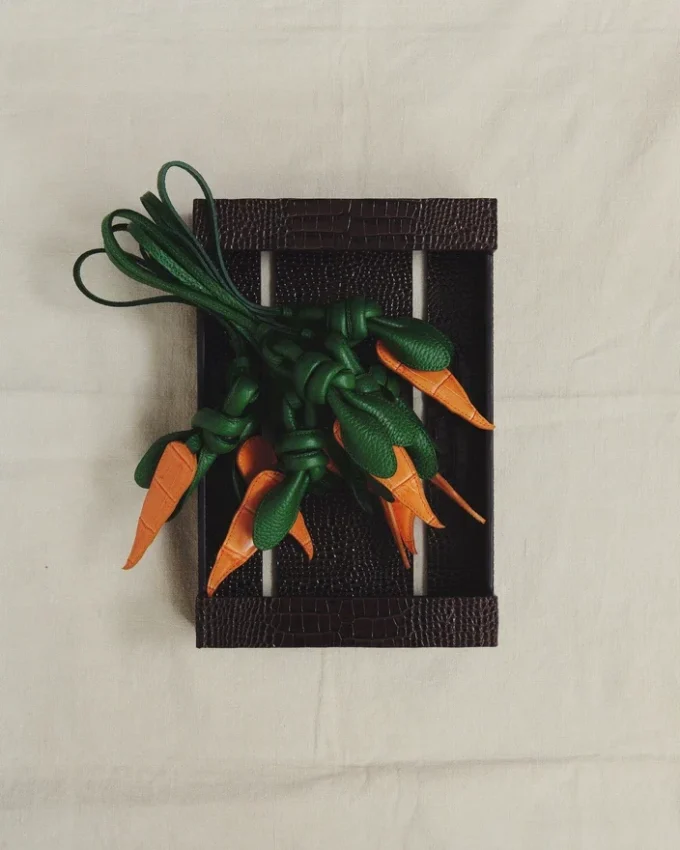 La carota Ciondolo per borsa a forma di carota annodata La carota Ciondolo per borsa a forma di carota annodata