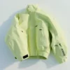 La giacca in Gore-Tex Giacca 2 in 1 in Gore-Tex Jacquemus + Nike – Collaborazione Jacquemus + Nike La giacca in Gore-Tex Giacca 2 in 1 in Gore-Tex Jacquemus + Nike – Collaborazione Jacquemus + Nike
