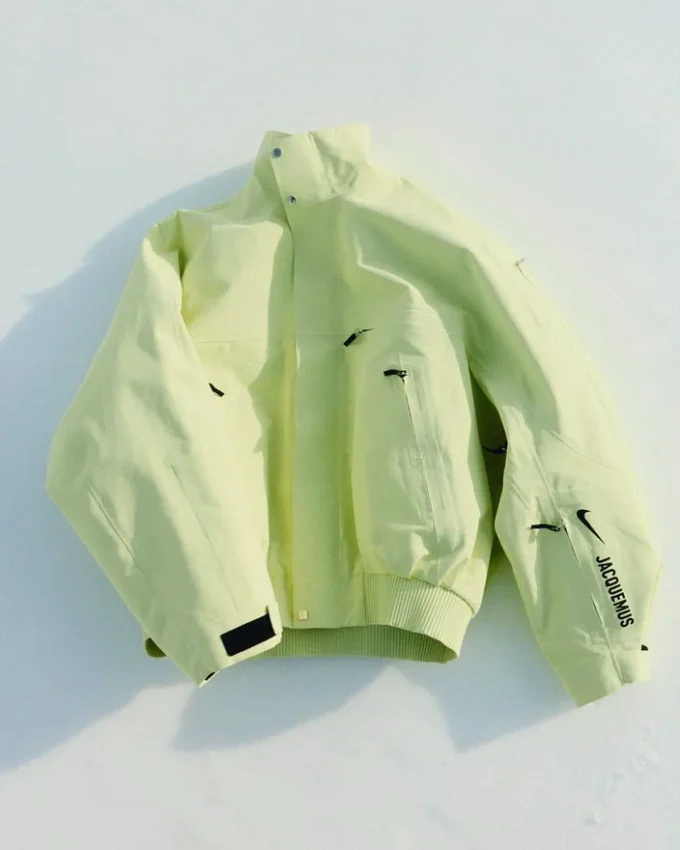 La giacca in Gore-Tex Giacca 2 in 1 in Gore-Tex Jacquemus + Nike – Collaborazione Jacquemus + Nike La giacca in Gore-Tex Giacca 2 in 1 in Gore-Tex Jacquemus + Nike – Collaborazione Jacquemus + Nike