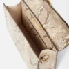 La grande borsa a tracolla con patta metallica Bambino La grande borsa a tracolla con patta metallica Bambino