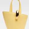 La piccola borsa a secchiello asimmetrica Bambola La piccola borsa a secchiello asimmetrica Bambola