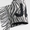 La sciarpa JACQUEMUS Sciarpa con logo Fringe La sciarpa JACQUEMUS Sciarpa con logo Fringe