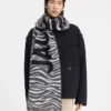 La sciarpa JACQUEMUS Sciarpa con logo Fringe La sciarpa JACQUEMUS Sciarpa con logo Fringe