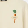 La t-shirt carota T-shirt con logo e toppa a forma di carota La t-shirt carota T-shirt con logo e toppa a forma di carota