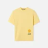 La t-shirt Hello Dubai T-shirt con logo – in vendita esclusivamente online e nei nostri punti vendita negli Emirati Arabi Uniti La t-shirt Hello Dubai T-shirt con logo – in vendita esclusivamente online e nei nostri punti vendita negli Emirati Arabi Uniti