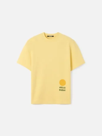 La t-shirt Hello Dubai T-shirt con logo – in vendita esclusivamente online e nei nostri punti vendita negli Emirati Arabi Uniti