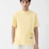 La t-shirt Hello Dubai T-shirt con logo – in vendita esclusivamente online e nei nostri punti vendita negli Emirati Arabi Uniti La t-shirt Hello Dubai T-shirt con logo – in vendita esclusivamente online e nei nostri punti vendita negli Emirati Arabi Uniti