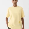 La t-shirt Hello Dubai T-shirt con logo – in vendita esclusivamente online e nei nostri punti vendita negli Emirati Arabi Uniti La t-shirt Hello Dubai T-shirt con logo – in vendita esclusivamente online e nei nostri punti vendita negli Emirati Arabi Uniti