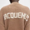 Maglione con logo Jacquard in maglia JACQUEMUS Maglione con logo Jacquard in maglia JACQUEMUS