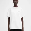 T-shirt con indirizzo di Los Angeles T-shirt a maniche corte con indirizzo e logo stampati – Venduta esclusivamente online e nel nostro negozio di Los Angeles T-shirt con indirizzo di Los Angeles T-shirt a maniche corte con indirizzo e logo stampati – Venduta esclusivamente online e nel nostro negozio di Los Angeles