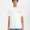 T-shirt con indirizzo di New York T-shirt a maniche corte con logo e indirizzo – venduta esclusivamente online e nel nostro negozio di New York T-shirt con indirizzo di New York T-shirt a maniche corte con logo e indirizzo – venduta esclusivamente online e nel nostro negozio di New York
