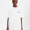 T-shirt con indirizzo di New York T-shirt a maniche corte con logo e indirizzo – venduta esclusivamente online e nel nostro negozio di New York T-shirt con indirizzo di New York T-shirt a maniche corte con logo e indirizzo – venduta esclusivamente online e nel nostro negozio di New York