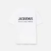 T-shirt con indirizzo Montaigne T-shirt a maniche corte con logo e indirizzo – venduta esclusivamente online e nel nostro negozio di Parigi T-shirt con indirizzo Montaigne T-shirt a maniche corte con logo e indirizzo – venduta esclusivamente online e nel nostro negozio di Parigi