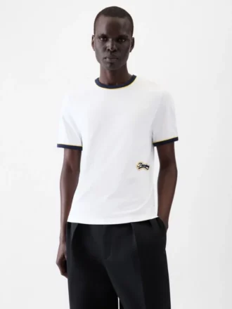 T-shirt Gio T-shirt a maniche corte con toppa ricamata T-shirt Gio T-shirt a maniche corte con toppa ricamata