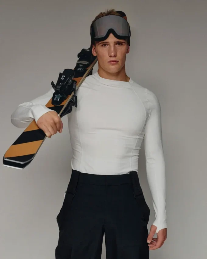 Top con collo alto Jacquemus + Nike Top a maniche lunghe – Collaborazione Jacquemus + Nike Top con collo alto Jacquemus + Nike Top a maniche lunghe – Collaborazione Jacquemus + Nike
